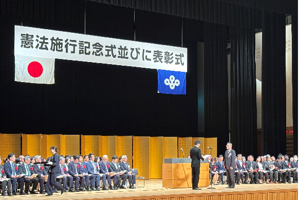 壇上に立つ知事