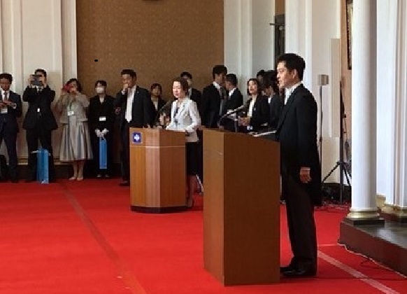 受章者に対しお祝いの言葉を述べる知事