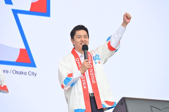 オープニングイベントで挨拶する知事