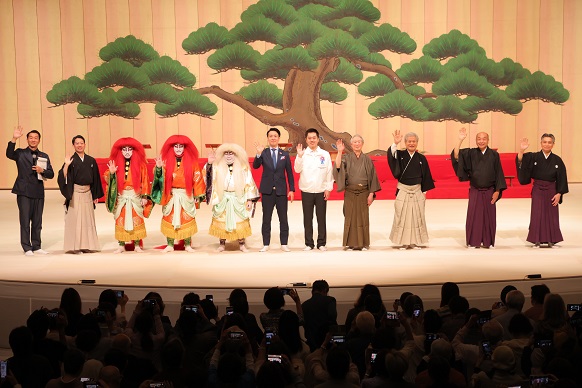 出演者の皆さんとフォトセッションに応じる知事