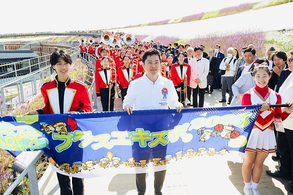 行進に参加する知事