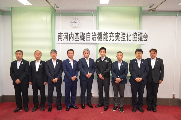 羽曳野市長、大阪狭山市長、太子町長、河南町長、千早赤坂村長、鈴木府議、西元府議、須田府議と知事