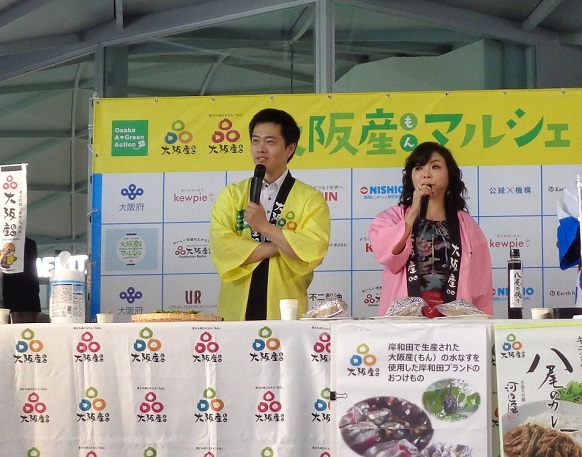 イベント出演時のハイヒール・モモコ氏と知事