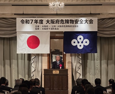 祝辞を述べる金城議長