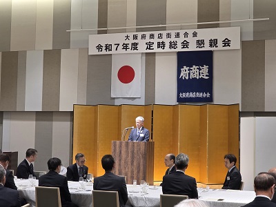 祝辞を述べる金城議長