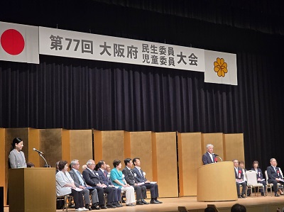 祝辞を述べる金城議長