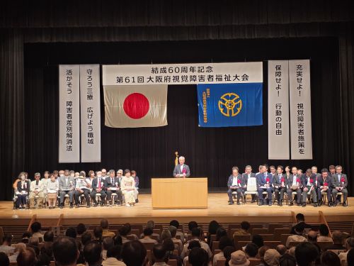 祝辞を述べる金城議長