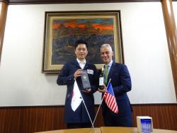 駐日アメリカ合衆国大使と知事の写真