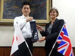 知事と英国大使の写真