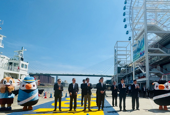 伊東内閣府北方対策担当大臣と来場者を出迎える知事