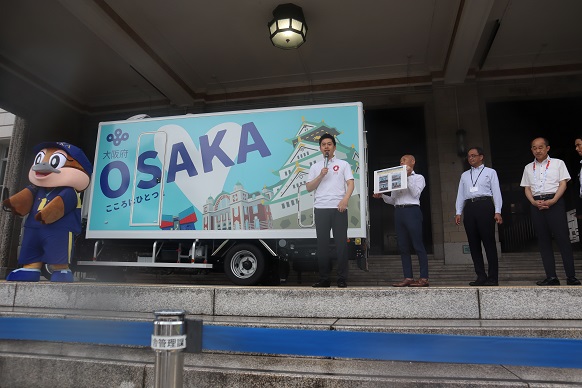 自走式水洗トイレカーについて説明する知事