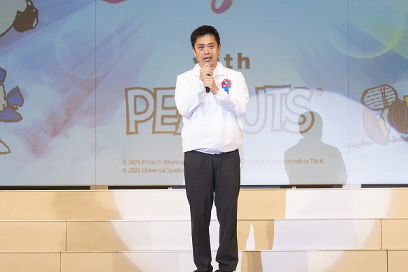 チャリティ・ディナー・ショーで感謝の言葉を述べる知事