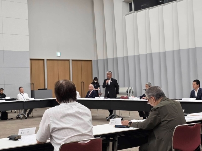 挨拶する金城議長