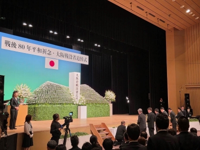 献花を行う金城議長と紀田副議長