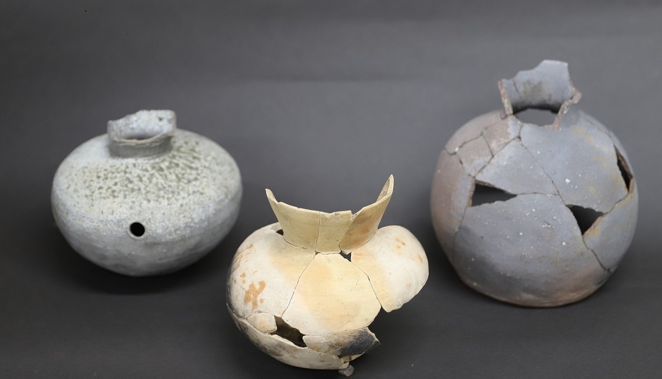 井戸の中から出土した須恵器・土師器・朝鮮半島産の陶質土器
