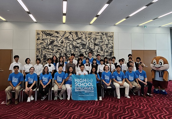 日米の高校生たちと知事