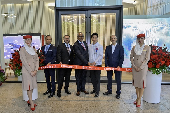 エミレーツ航空副社長らとテープカットをする知事