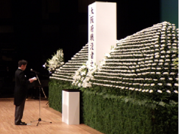 式辞を述べる知事