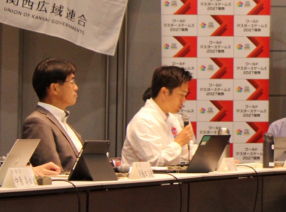 関西広域連合委員会で発言する知事