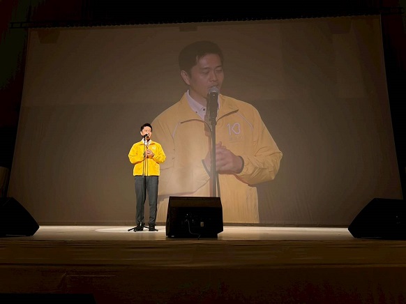 イベントであいさつをする知事