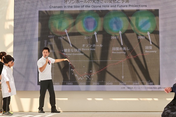 環境取り組みについて説明する知事