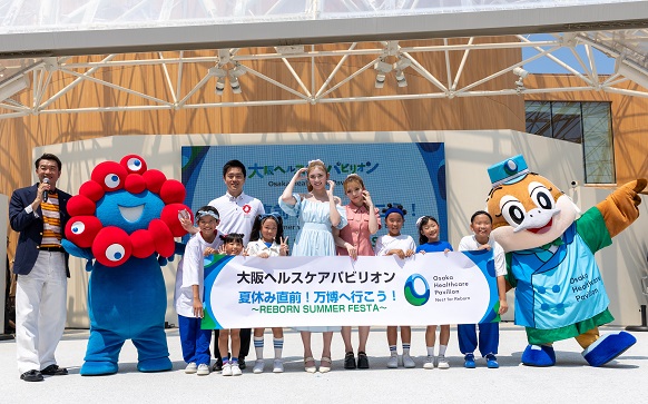 他登壇者とフォトセッションをする知事