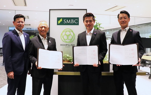 三井住友銀行福留頭取、道岡副頭取、横山大阪市長と記念撮影をする知事