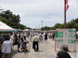 エントランス付近にぎわいの様子