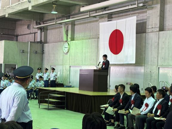 祝辞を述べる紀田副議長