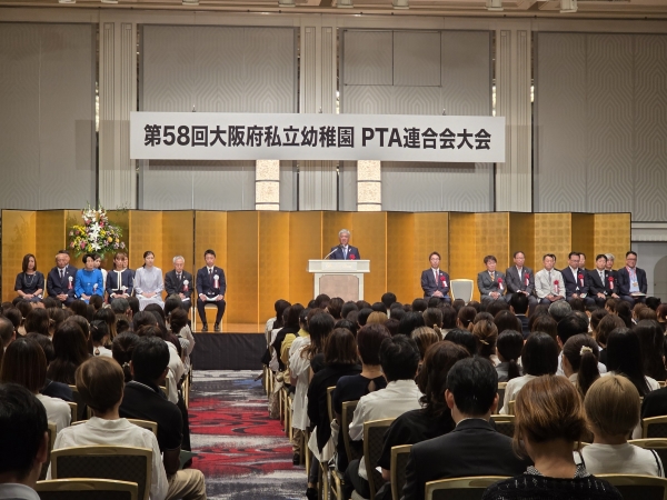 祝辞を述べる金城議長