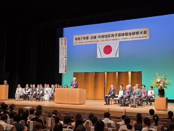 祝辞を述べる金城議長