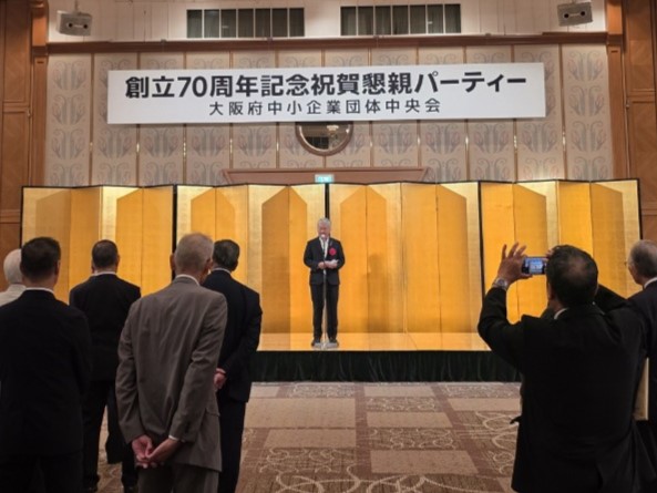 祝辞を述べる金城議長