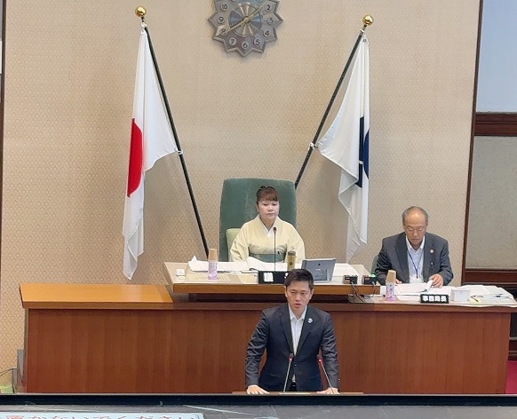 関西広域連合議会で答弁する知事