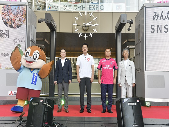 岩下大阪府警察本部長、森島セレッソ会長、植本大阪府防犯協会連合会会長と知事