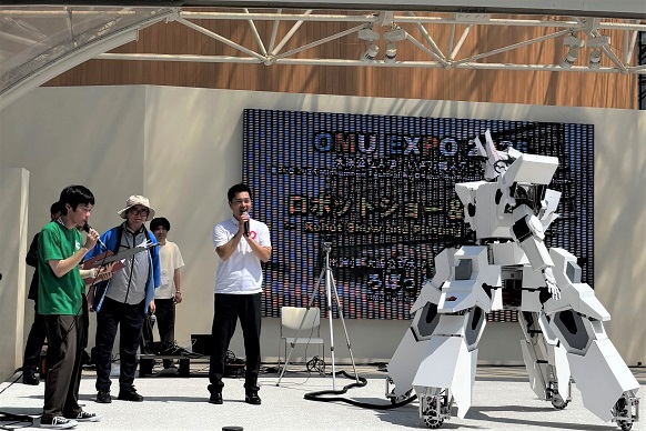 操縦体験後に感想を述べる知事