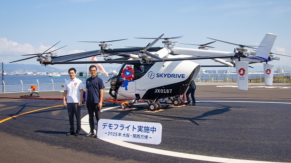 空飛ぶクルマの機体の前で株式会社SkyDrive代表取締役CEO福澤知浩氏と記念撮影を行う知事