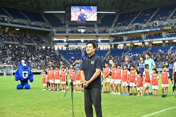 スピーチをする知事