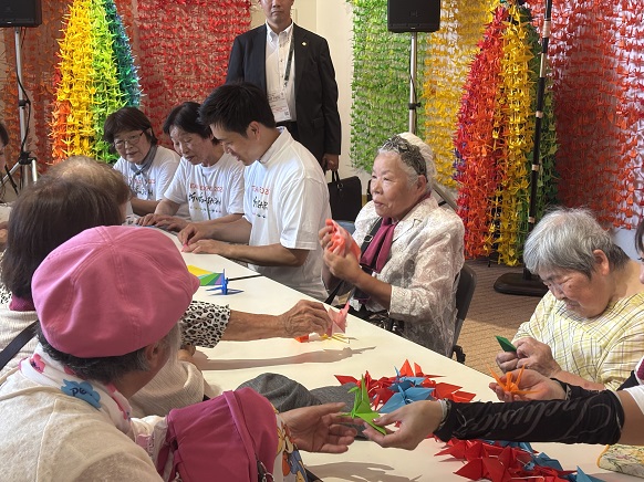 高齢者と鶴を折る知事