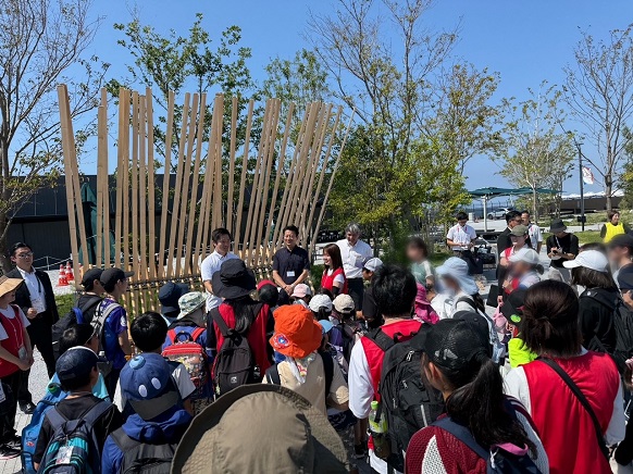 子どもたちに挨拶する知事