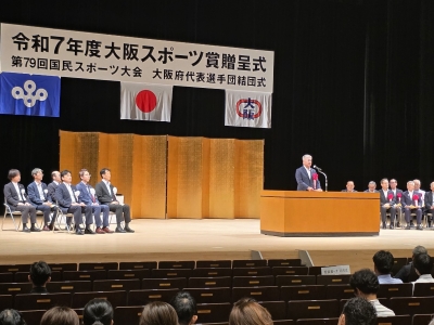 贈呈式で祝辞を述べる金城議長