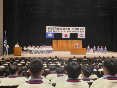 結団式で激励のことばを述べる金城議長