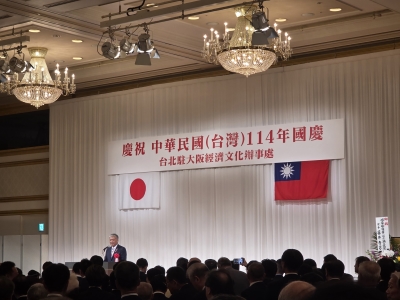 挨拶する金城議長