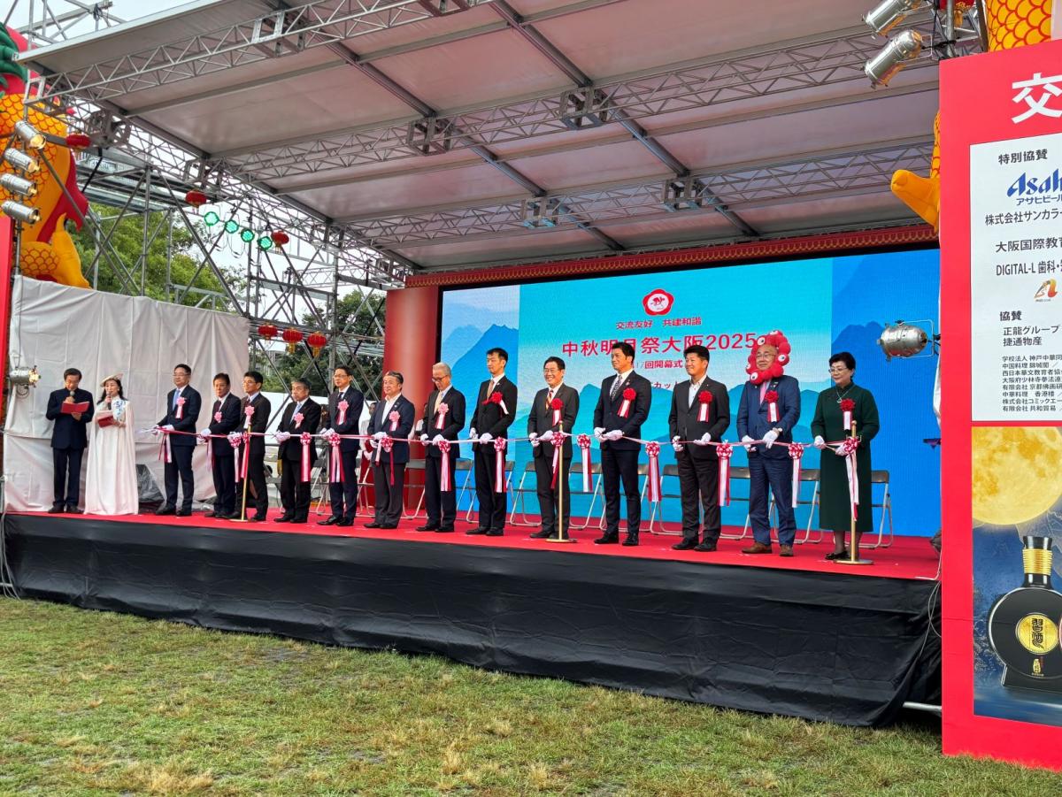 テープカットを行う紀田副議長