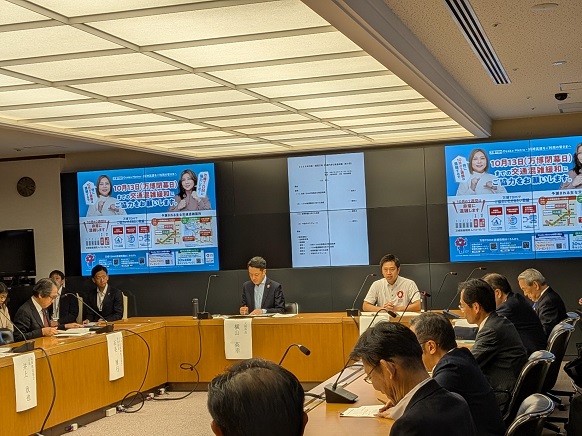 会議に出席する知事