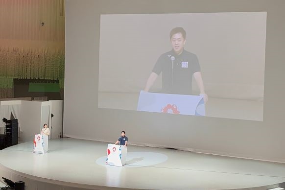 イベント冒頭で挨拶する知事