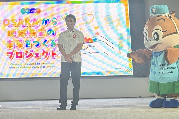 催事1日目の様子を振り返り、コメントする知事