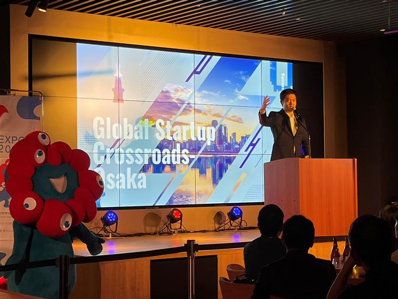 Global Startup Crossroads-Osakaのネットワーキングイベントで挨拶する知事