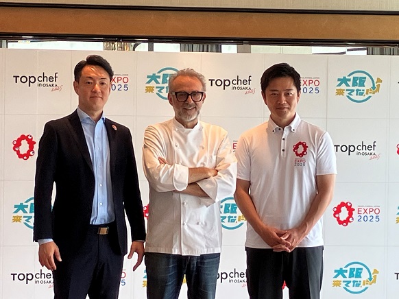 マッシモ・ボットゥーラ氏、横山大阪市長と記念撮影する知事