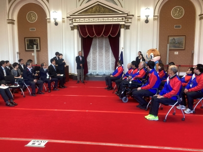 激励のことばを述べる金城議長