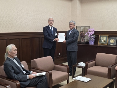 報告書手交の様子